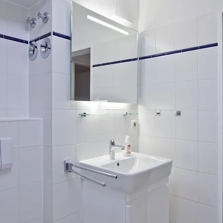 Strandhaus Moenchgut Ferienwohnung 13 Mit Sauna- Und Schwimmbadnutzung Im Ahoi Sellin Lägenhet *